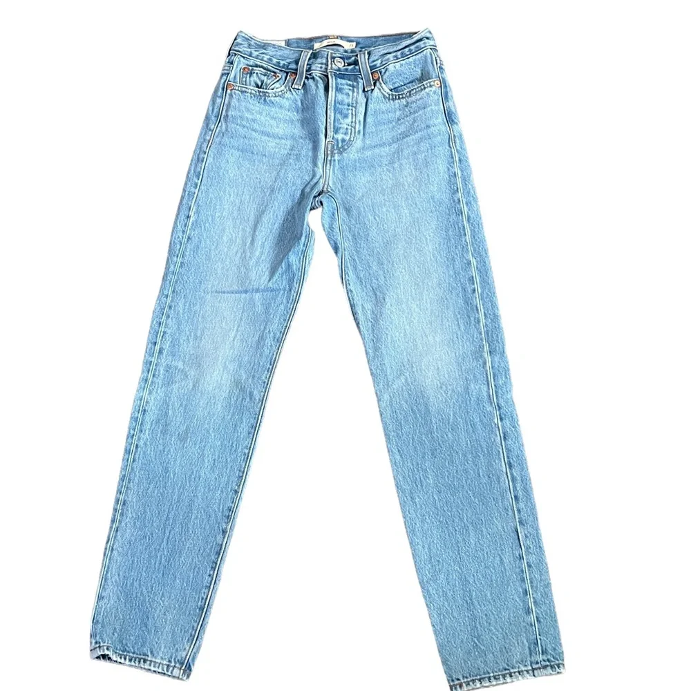 LEVI’S Wedgie Light Wash Women’s 23 Excellent Pre-Owned Condition 100% Cotton